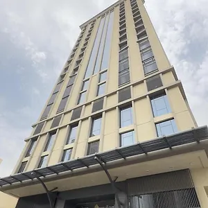 ثري بيرلز مصلي فندق